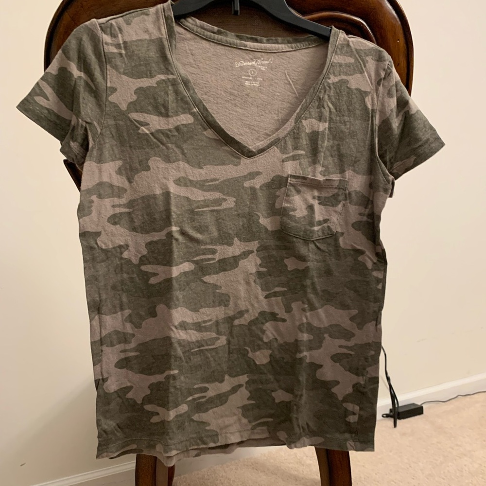 ⭐️UNIVERSAL THREADS Camo V-neck T-shirt